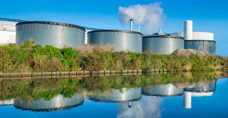 Wassersilos vor einem Gewässer