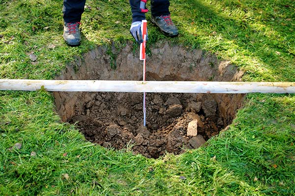 Pflanzloch ausmessen für einen Baum